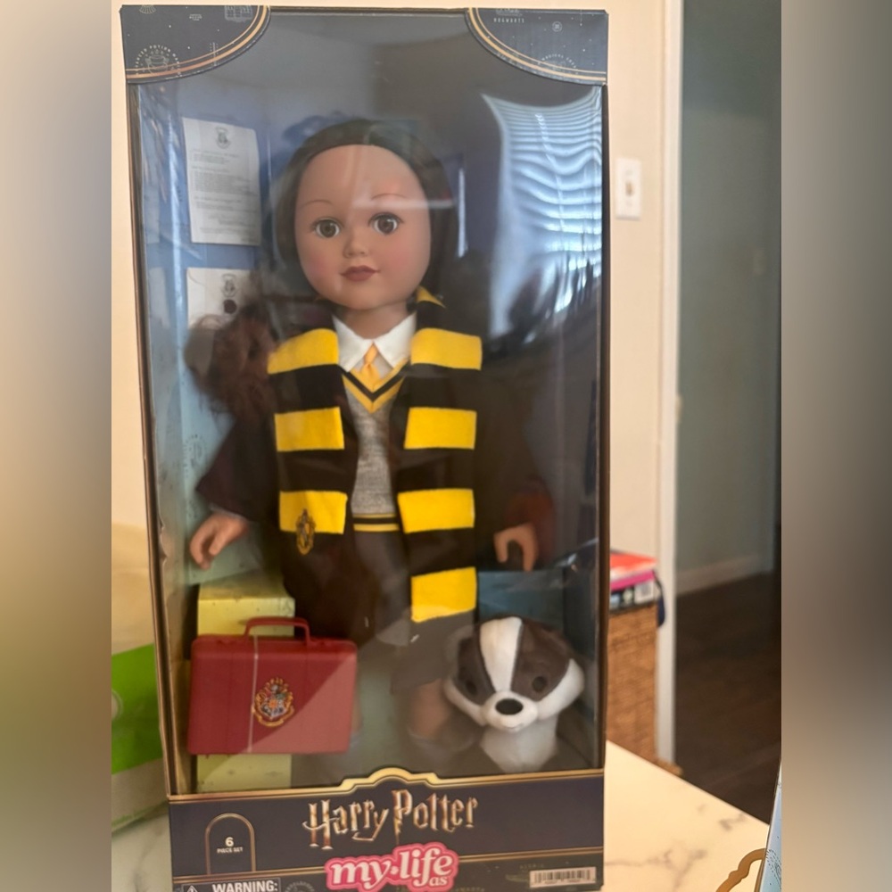 Harry Potter Doll with Hufflepuff Outfit - Picture 2 of 5